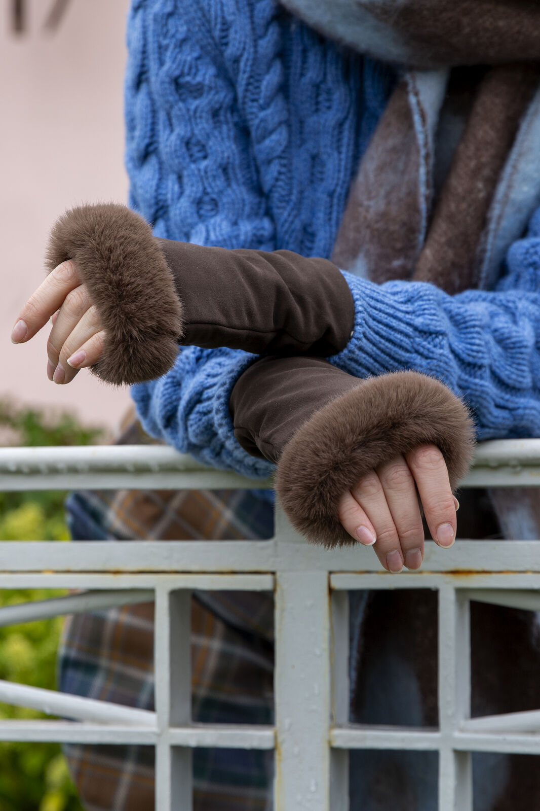 Dents Womens Fingerless Faux Fur-Lined Suede Mitten Gloves w/ Faux Fur Trim in Mocca