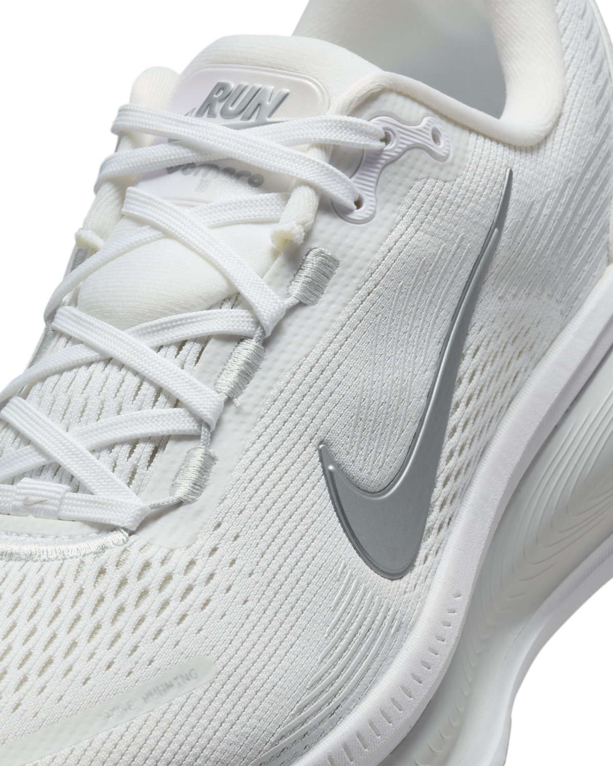 Nike Womens Vomero 18 Road Racing Shoes Sneakers in White/Photon Dust/Summit White/Metallic Silver