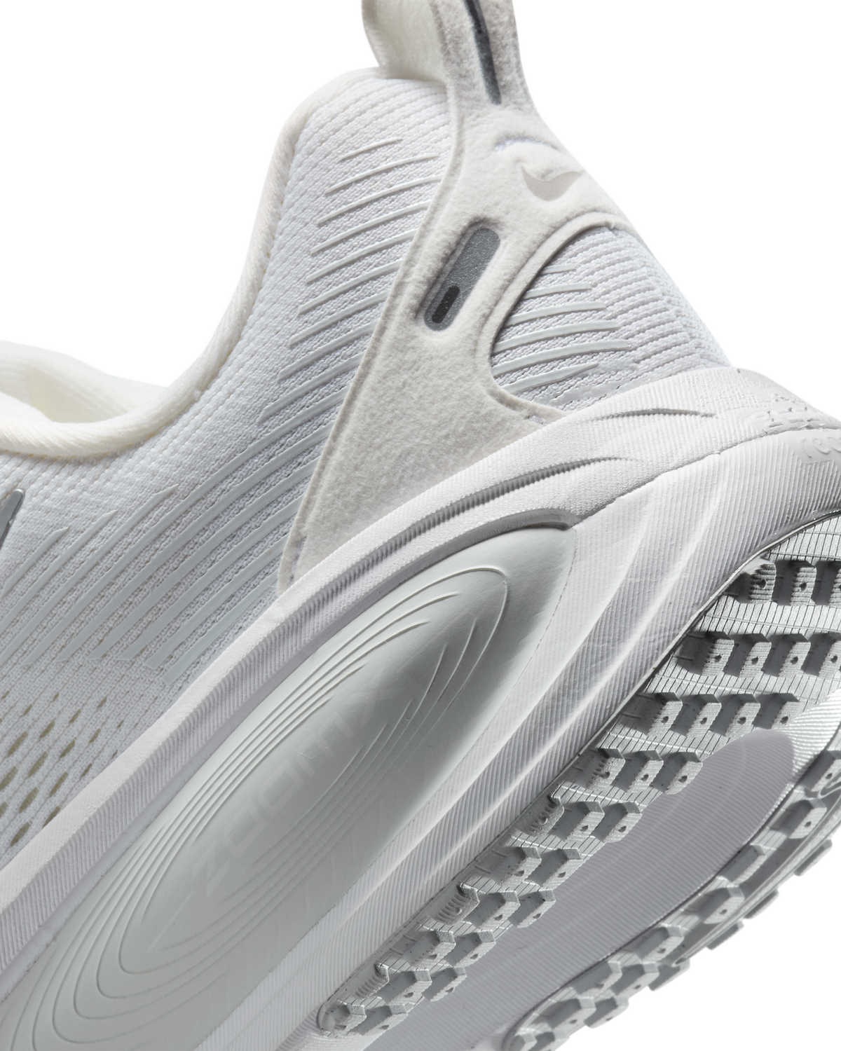 Nike Womens Vomero 18 Road Racing Shoes Sneakers in White/Photon Dust/Summit White/Metallic Silver