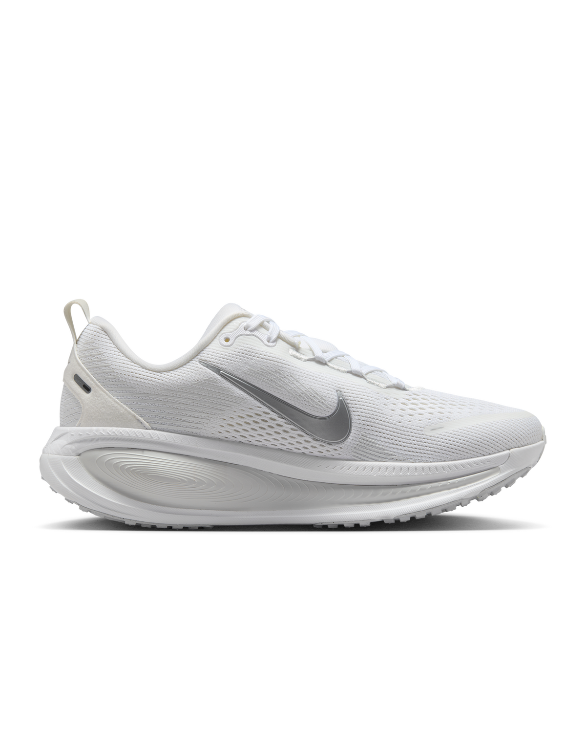 Nike Womens Vomero 18 Road Racing Shoes Sneakers in White/Photon Dust/Summit White/Metallic Silver